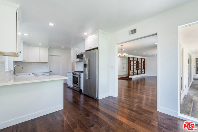 5412 S HOLT Avenue, Los Angeles CA: https://media.crmls.org/mediaz/3fd4a7cb-82ec-4999-afab-8fcd0b7c2149.jpg