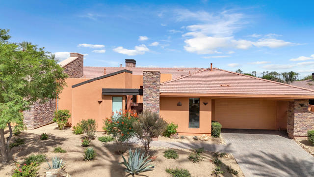 50050 Camino Privado, La Quinta CA: https://media.crmls.org/mediaz/3fd4e52e-6729-489f-82c2-9da822897556.jpg