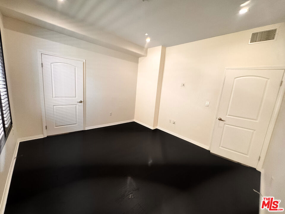 https://media.crmls.org/mediaz/3fd4e9ca-66f8-4e5f-b819-c53d07c961c2.jpg?preset=X-Large
