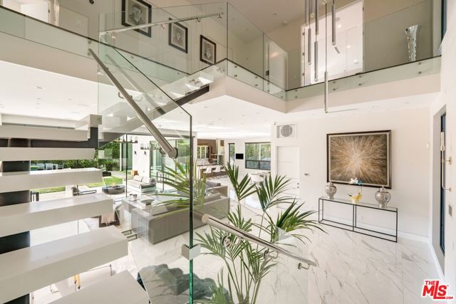 4049 Coldwater Canyon Avenue, Studio City CA: https://media.crmls.org/mediaz/3fd51eed-2b75-4373-b9fd-40c2927093ee.jpg