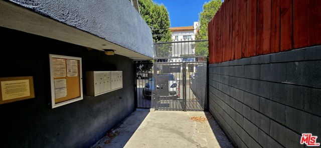 1433 N Martel Avenue, Los Angeles CA: https://media.crmls.org/mediaz/3fd5d29f-300c-4ab9-a109-1deaf1ba20a1.jpg