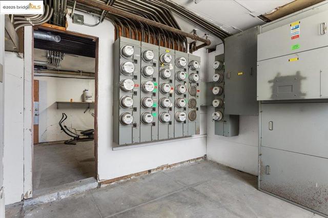 498 25th Street, Oakland CA: https://media.crmls.org/mediaz/3fd60217-f1da-4a9a-981a-816f021b0f75.jpg