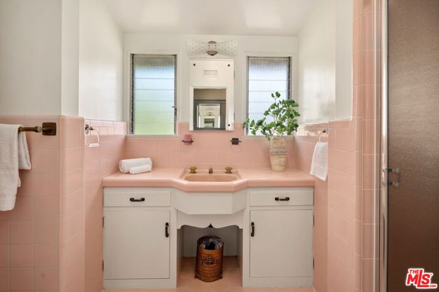 4155 Madison Avenue, Culver City CA: https://media.crmls.org/mediaz/3fd7f0c7-f0dd-4d0d-8434-5dc126841e8f.jpg