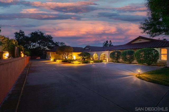 11 Country Glen Rd, Fallbrook CA: https://media.crmls.org/mediaz/3fd7ffac-c664-4a2c-a304-bd5a050ff135.jpg