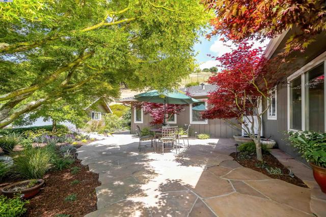 8700 Oak Tree Ln, Castro Valley CA: https://media.crmls.org/mediaz/3fd8faf6-0233-4eeb-8995-01a0422ae672.jpg