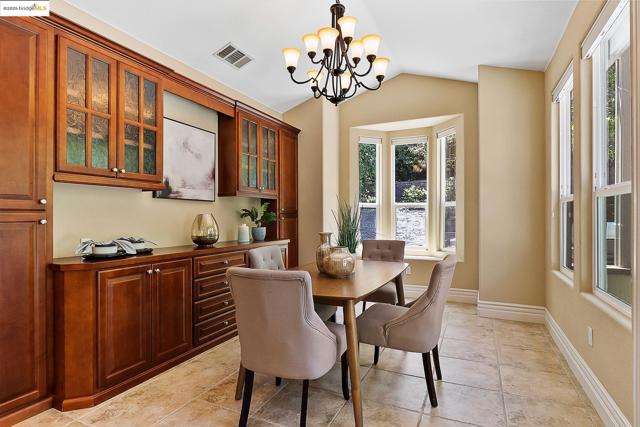 1101 Lafite Ct, Brentwood CA: https://media.crmls.org/mediaz/3fda699b-9202-4dc0-9e43-95c2ad85e319.jpg