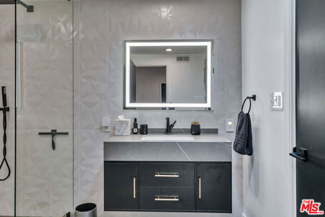 3001 Dona Nenita Place, Studio City CA: https://media.crmls.org/mediaz/3fdaa05c-361a-4875-a1e6-1e06e3796365.jpg