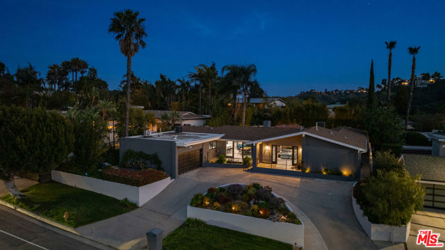8400 Mulholland Drive, Los Angeles CA: https://media.crmls.org/mediaz/3fdb51a6-7632-4e14-a55a-49e43e40d9c0.jpg