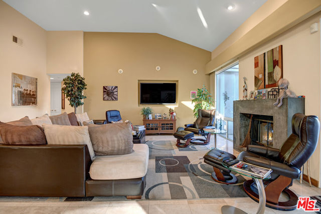 Image 15 of 25 For 75477 Riviera Drive