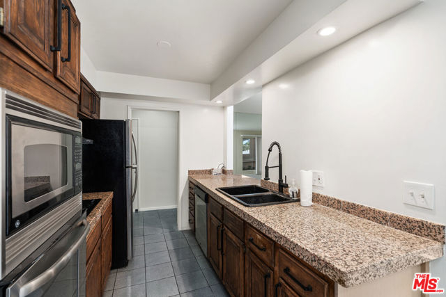 1010 Palm Avenue, West Hollywood CA: https://media.crmls.org/mediaz/3fdc5d7d-f18b-4259-966f-3ab83bdec90b.jpg