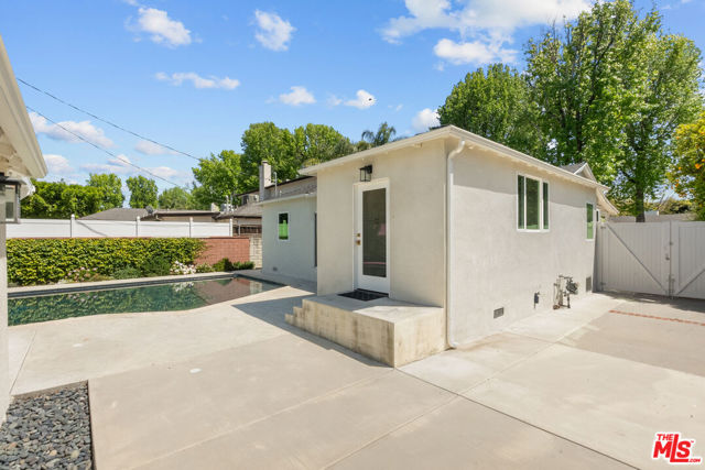 10531 Woodbridge Street, Toluca Lake CA: https://media.crmls.org/mediaz/3fdd9187-6840-41d7-83cb-c0dbd466054c.jpg