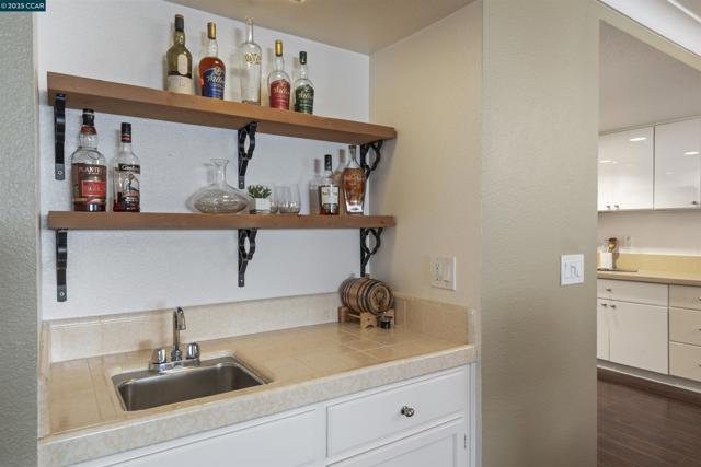 321 Via Cordova Ln, Martinez CA: https://media.crmls.org/mediaz/3fdf1fbc-56f7-4451-9d64-075bf1ec3605.jpg