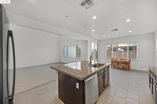 18499 Lewiston Dr, Lathrop CA: https://media.crmls.org/mediaz/3fdf6716-fd8c-4603-a8d6-9c10869f7ea6.jpg