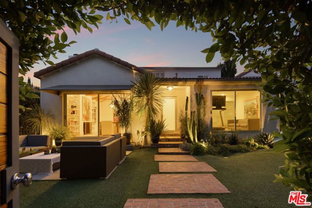 517 N Laurel Avenue, Los Angeles CA: https://media.crmls.org/mediaz/3fe09192-fa4b-4567-8dd3-dc8c75b19904.jpg