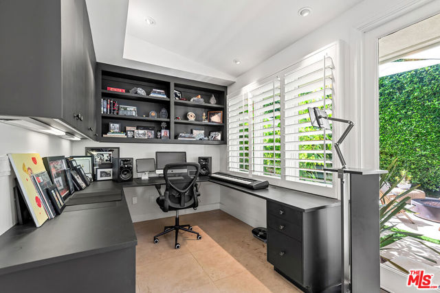 10424 Valley Spring Lane, Toluca Lake CA: https://media.crmls.org/mediaz/3fe09f69-2542-4dfc-9abd-e2a6b9d1c091.jpg