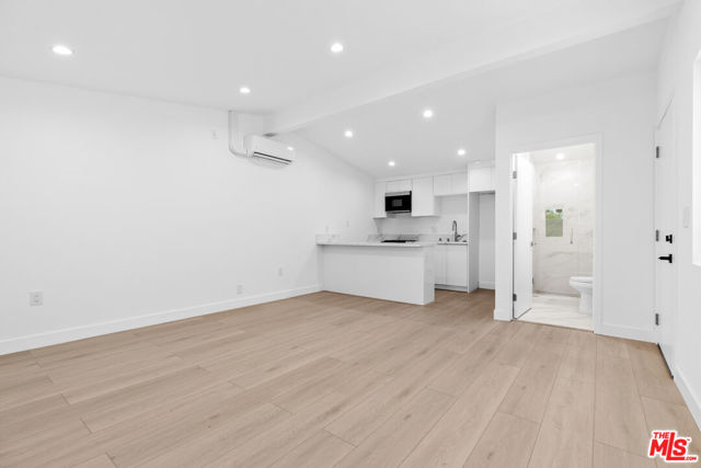 10943 Christine Way, Tujunga CA: https://media.crmls.org/mediaz/3fe0f478-bf3b-4ad8-8fa5-8f57755fbdbc.jpg