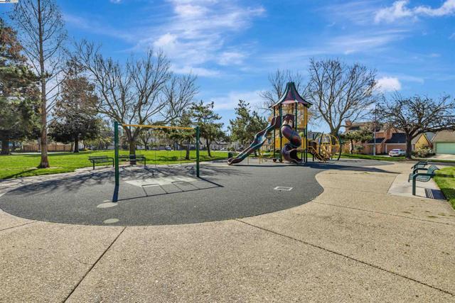 427 Summerwood Dr, Fremont CA: https://media.crmls.org/mediaz/3fe26400-827b-4983-afb8-8a2f81916d60.jpg