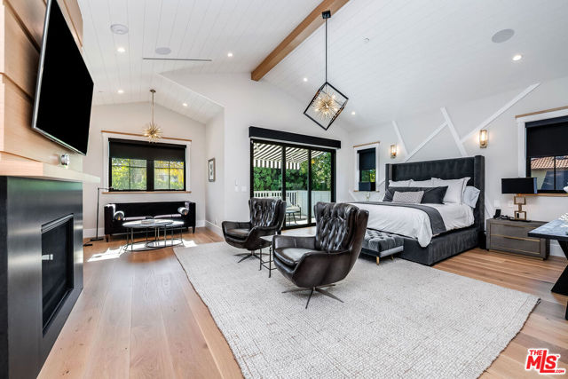 4365 Kraft Avenue, Studio City CA: https://media.crmls.org/mediaz/3fe30d82-c4f2-441a-8896-78cf756d47d6.jpg