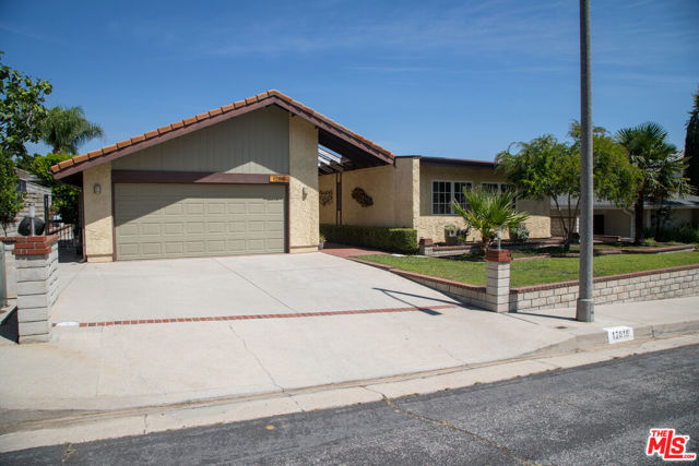 12818 Neon Way, Granada Hills CA: https://media.crmls.org/mediaz/3fe31454-7b9d-4be6-8afe-5ced3c8e56b3.jpg