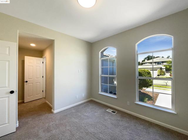 5214 Pavilion Ct, Fairfield CA: https://media.crmls.org/mediaz/3fe33d20-2d44-4775-8942-09435e57db33.jpg
