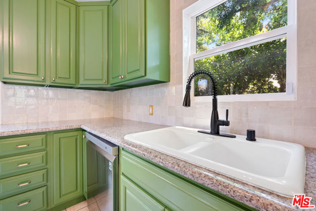 1205 Appleton Way, Venice CA: https://media.crmls.org/mediaz/3fe378c4-552a-44c2-b840-346a7e1c2141.jpg