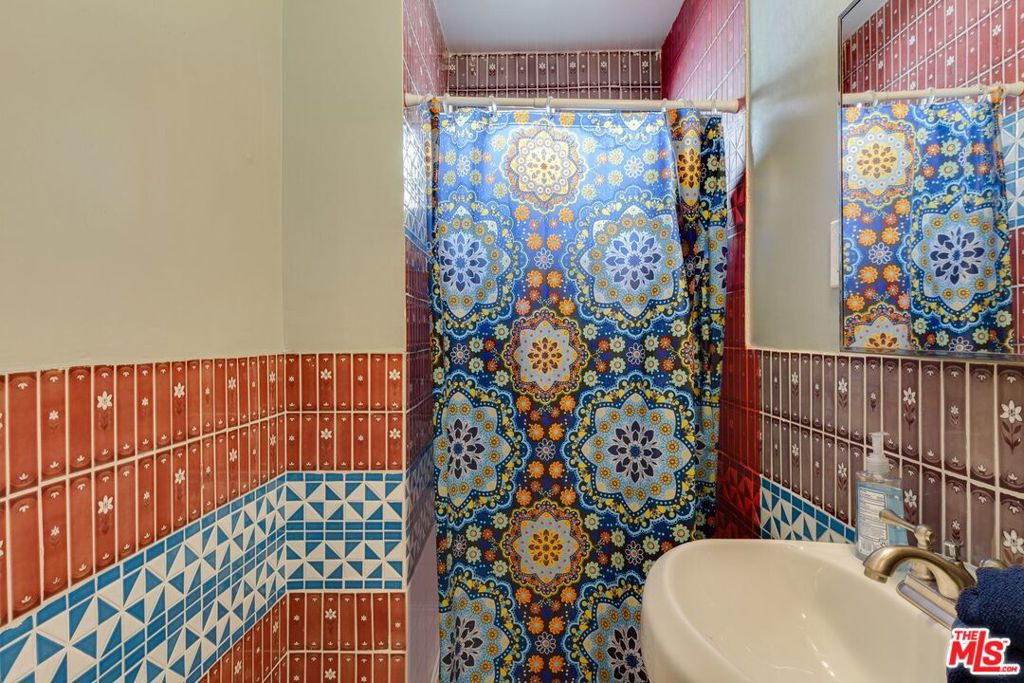 https://media.crmls.org/mediaz/3fe3f571-f1d2-4c03-8eb3-440088191af9.jpg?preset=X-Large