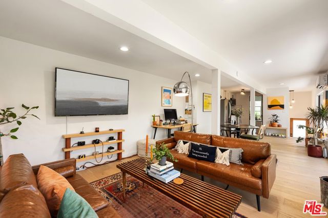3775 Aloha Street, Los Feliz CA: https://media.crmls.org/mediaz/3fe42077-a951-4ea4-926b-e09953a04083.jpg