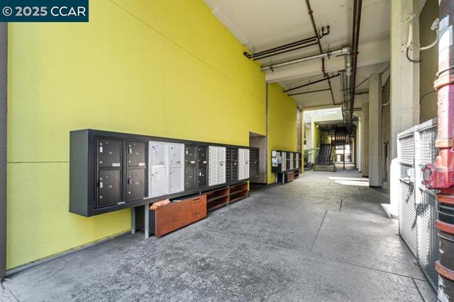 1201 Pine St, Oakland CA: https://media.crmls.org/mediaz/3fe4327d-023a-4b29-bb92-b4910f785c12.jpg