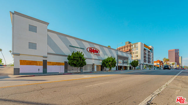 11928 Kiowa Avenue, Los Angeles CA: https://media.crmls.org/mediaz/3fe4c10f-8b8e-4a7d-a4e2-b71456e76a85.jpg