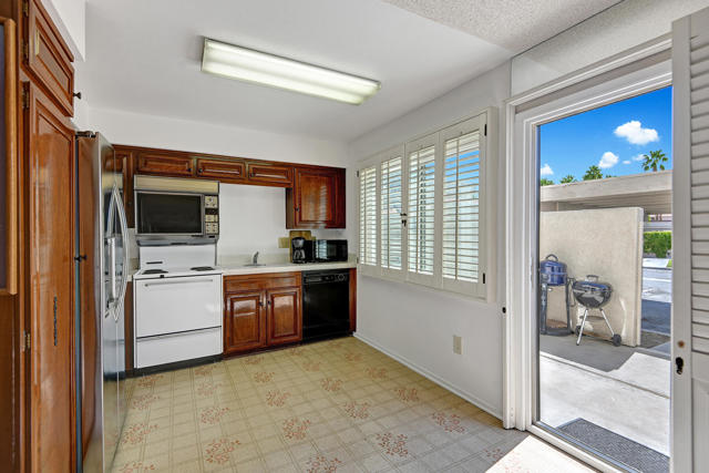 KITCHEN TO BACK PATIO MLS