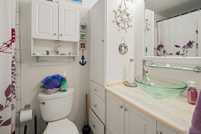 Image 16 of 33 For 2540 Clairemont Dr  307