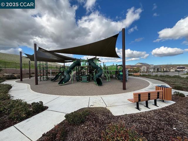 1759 Latour Ave, Brentwood CA: https://media.crmls.org/mediaz/3fe86d20-86fc-42da-a086-919a3e2c2b3f.jpg