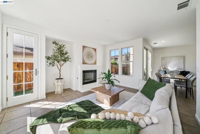 220 Hollister Avenue, Alameda CA: https://media.crmls.org/mediaz/3fe89540-244b-4b8d-8134-fac6fe74ee19.jpg