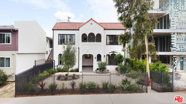 1005 Genesse, West Hollywood CA: https://media.crmls.org/mediaz/3fe8ed26-87b1-4187-a565-8b57929520cc.jpg