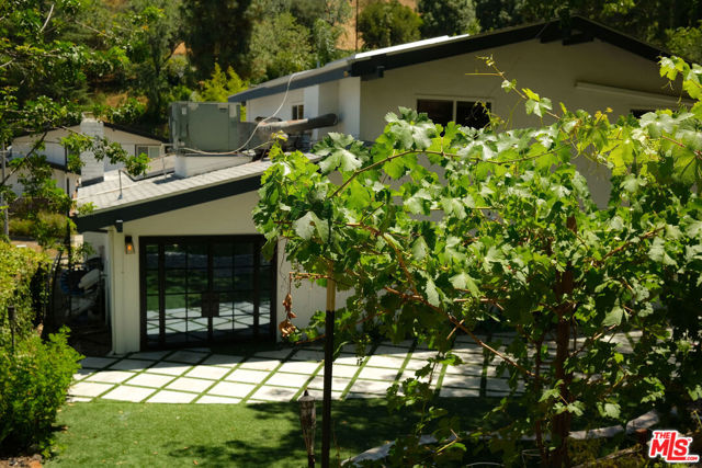 17149 Clemons Drive, Encino CA: https://media.crmls.org/mediaz/3fea0b40-451e-43ed-9169-2e740827eb28.jpg