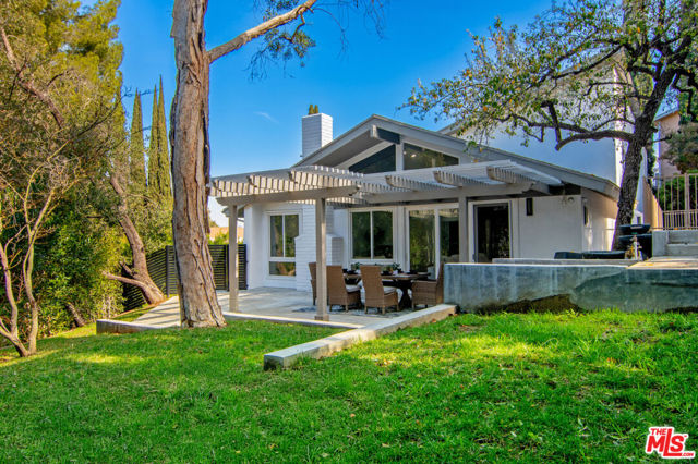 3585 Alana Drive, Sherman Oaks CA: https://media.crmls.org/mediaz/3fea2b9b-8ee5-4531-9e36-5b77d5eec6cb.jpg