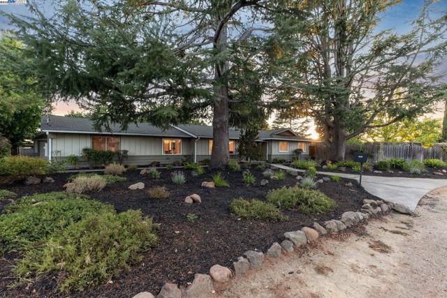 1515 Grove Way, Concord CA: https://media.crmls.org/mediaz/3fea9f17-e0a1-4051-8fcb-3385c168f0be.jpg
