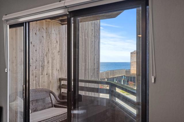 125 Surf Way, Monterey CA: https://media.crmls.org/mediaz/3feaba64-8a5e-4fcb-94e5-a2037a6c14d4.jpg