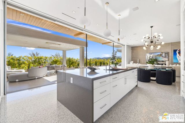 2381 Vista Palizada Drive, Palm Springs CA: https://media.crmls.org/mediaz/3fec2462-36e7-4753-bafb-813417c30bb9.jpg