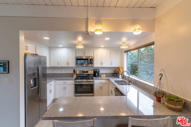 3900 PACIFIC Avenue, Marina del Rey CA: https://media.crmls.org/mediaz/3fec3ef5-d391-470c-b629-ce77a88828b4.jpg