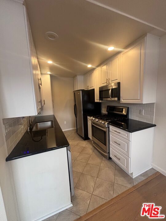 1914 Corinth Avenue, Los Angeles CA: https://media.crmls.org/mediaz/3fecd16a-c04f-486f-bca9-9f5dcb30c16c.jpg