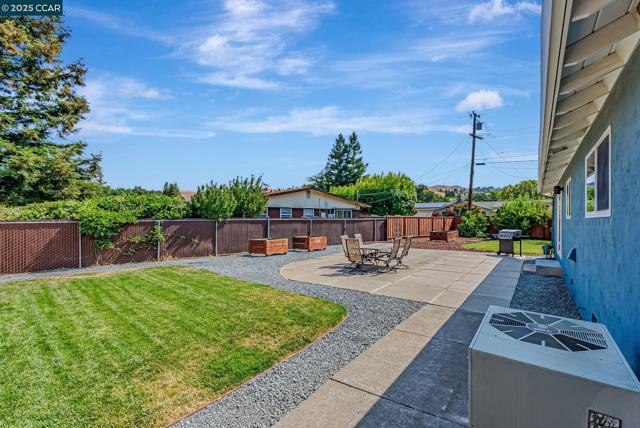 5891 Caulfield Dr, Clayton CA: https://media.crmls.org/mediaz/3fecdce6-4c98-47fa-8291-0121188e178c.jpg