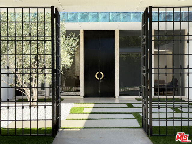 340 Trousdale Place, Beverly Hills CA: https://media.crmls.org/mediaz/3fecf407-26f0-4fed-ac3d-2dbe7d53b833.jpg