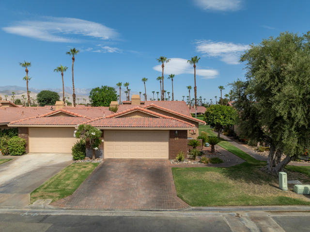 40 Joya Drive, Palm Desert CA: https://media.crmls.org/mediaz/3fed6c18-792b-427c-ad06-3f1b7d26be4a.jpg