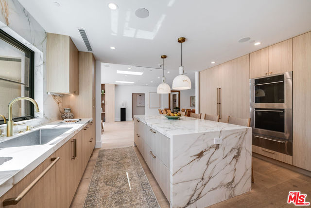 707 N Crescent Drive, Beverly Hills CA: https://media.crmls.org/mediaz/3feda8b5-2a6f-4d33-820d-947e9d443124.jpg