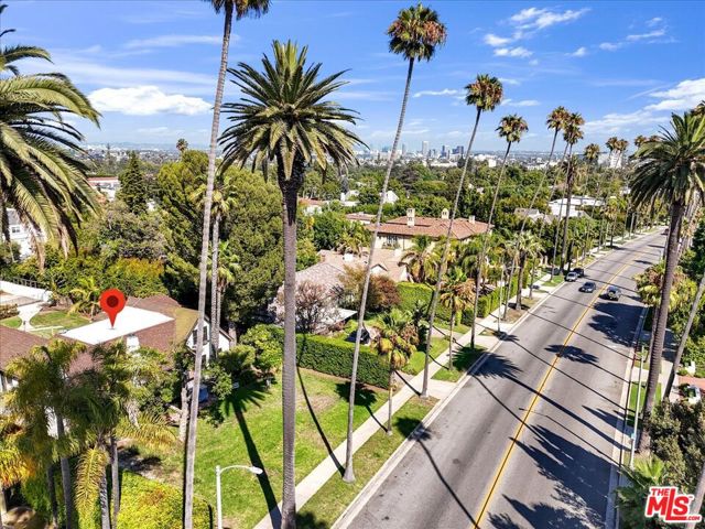 626 N Canon Drive, Beverly Hills CA: https://media.crmls.org/mediaz/3fee7170-d511-4daf-93e9-67c30b2f5528.jpg