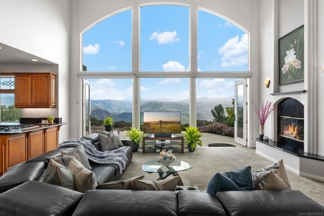 410 WOODLAND LN, El Cajon CA: https://media.crmls.org/mediaz/3fef61e5-019a-47b8-a057-273cac83e357.jpg