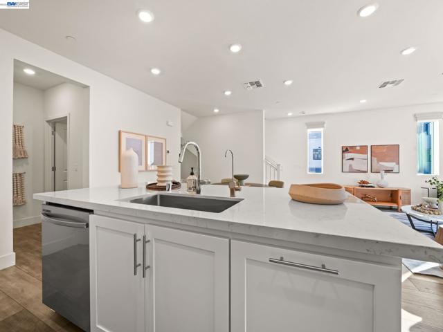 3265 Internet Cmn, Fremont CA: https://media.crmls.org/mediaz/3ff09ca6-1e52-416d-99aa-c0e0281e8af4.jpg