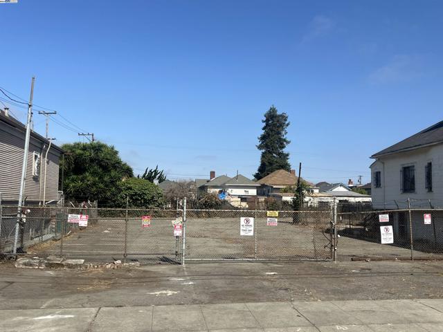 1205 41st Ave., Oakland CA: https://media.crmls.org/mediaz/3ff162ec-6e8a-4244-9367-360f1b78d808.jpg