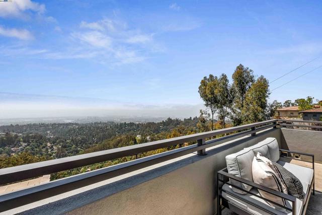 103 Diablo Dr, Oakland CA: https://media.crmls.org/mediaz/3ff1b478-70c9-4e4b-8675-42f33be3642b.jpg